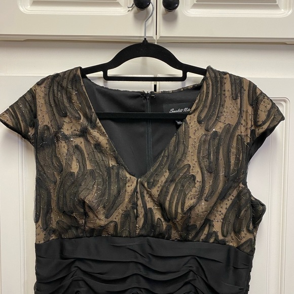 Dress - Picture 4 of 9